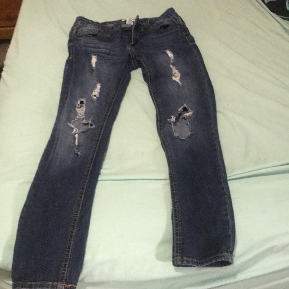 Distressed/ ripped cute jeans size 3/26